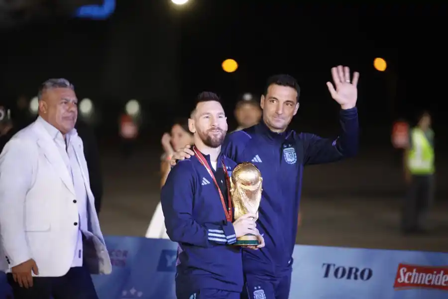 Messi y Scaloni con la Copa del Mundo