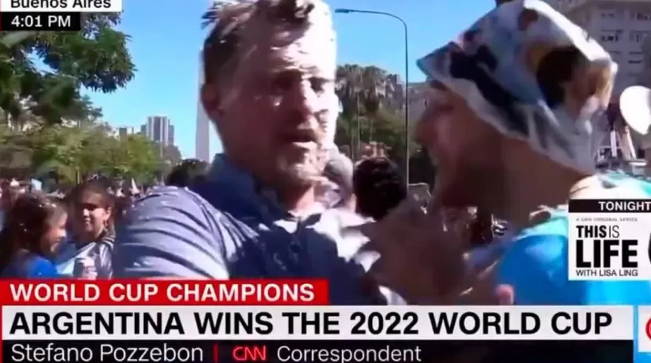 Argentina Campeón Mundial: el insólito momento que pasó un periodista de la CNN en vivo, durante los festejos en el Obelisco