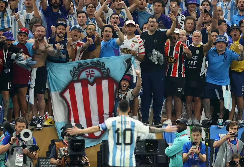 SE MOSTRÓ BIEN CERCANO A LA GENTE. Messi parece querer abrazar a cada uno de los fanáticos que lo ovacionan desde las gradas. El crack estuvo metido dentro del campo y siempre celebró junto a los hinchas. 