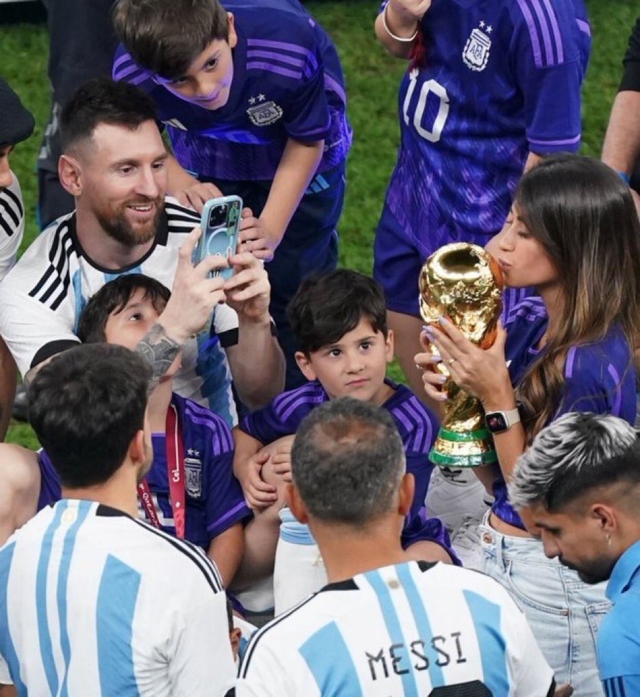 MERECIDO. Antonela, esposa de Messi, fue clave para él. Puede besar la copa por más que no jugó.