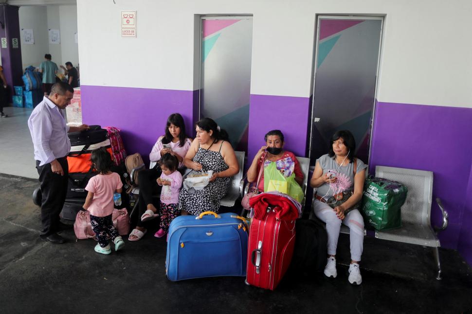 Pasajeros varados en una terminal de autobuses de Lima por los manifestantes que bloquearan rutas clave luego del derrocamiento y arresto del ex presidente Pedro Castillo.