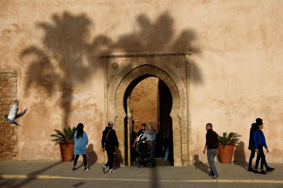 Una postal ciudadana de todos los días en Marruecos. Ciudadanos y visitantes que disfrutan de una caminata en la Medina, de Rabat.