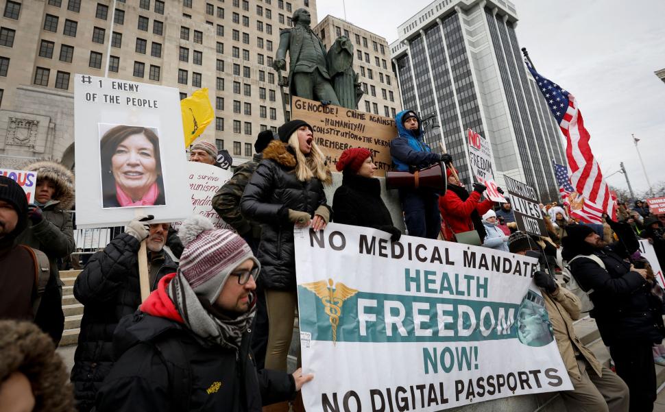 Manifestantes protestan contra las recomendaciones de las vacunas contra el coronavirus, durante una marcha con carteles frente al Capitolio de Albany, en Nueva York.