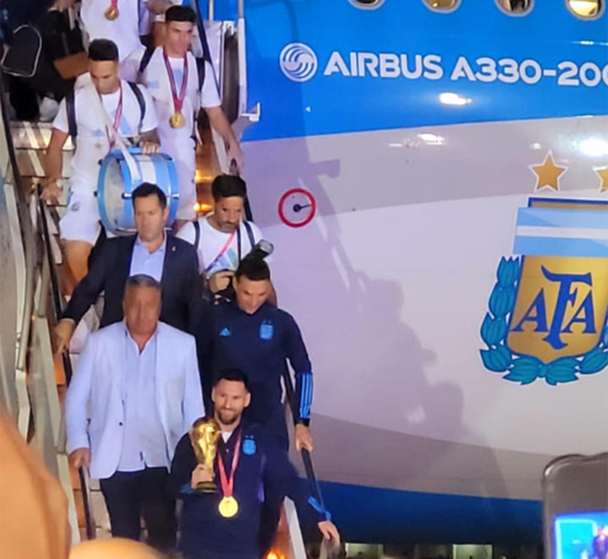 FELICIDAD ABSOLUTA. El capitán Lionel Messi encabezó la fila al momento de bajar del avión.