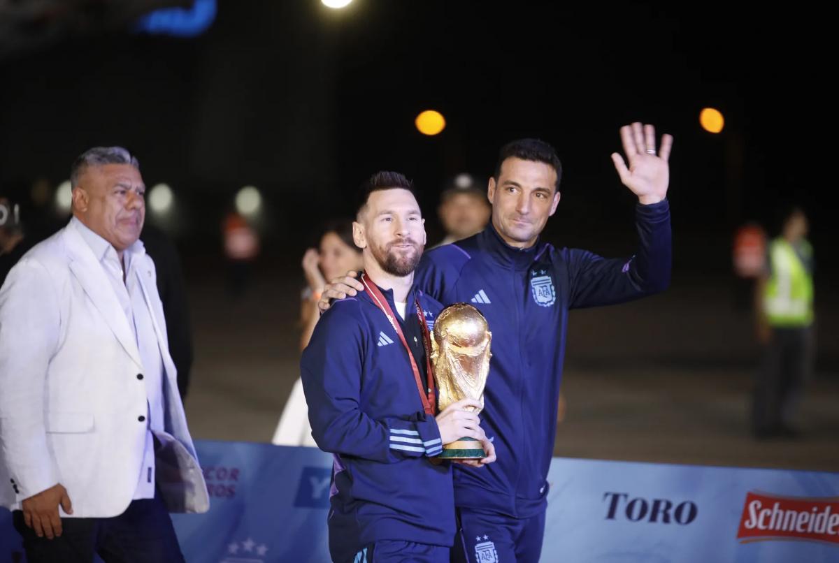 Messi y Scaloni con la Copa del Mundo