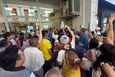 Quejas y malestar en la Anses de calle Córdoba por complicaciones en la atención