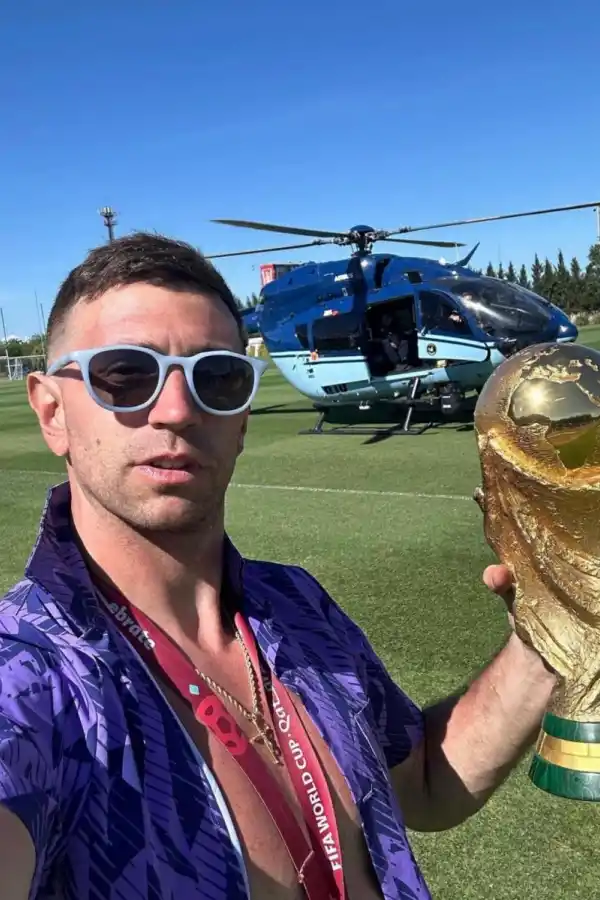 EN LA PREVIA. “Dibu” Martínez se sacó una foto con la Copa, antes de realizar el tan ansiado recorrido.