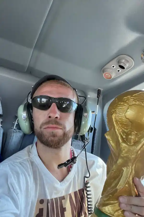 FUERZA AÉREA. Correa también posteó su viaje sobre el Obelisco, con un particular casco.