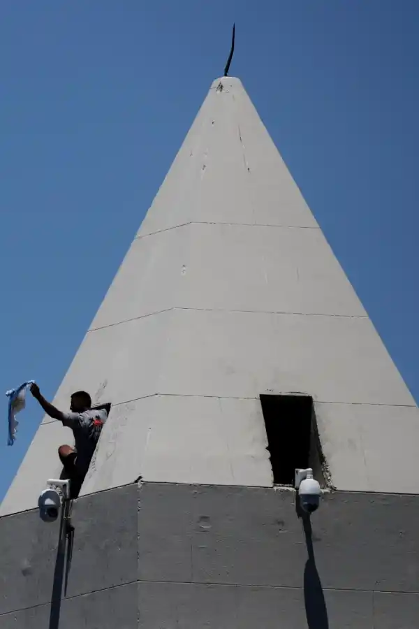 PELIGROSO. Algunos fanáticos disfrutaron de la fiesta, subidos en la punta del Obelisco.
