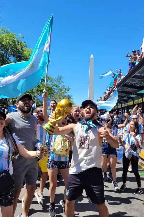CON LA COPA. Los fanáticos también levantaron el prestigioso trofeo.