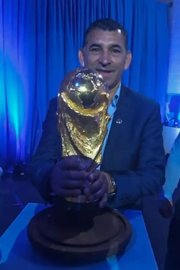 Leito festejó el título argentino con la Copa del Mundo en sus manos