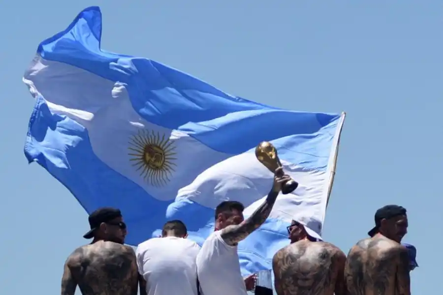 SUEÑO CUMPLIDO. Messi levanta la Copa ante la multitud. 