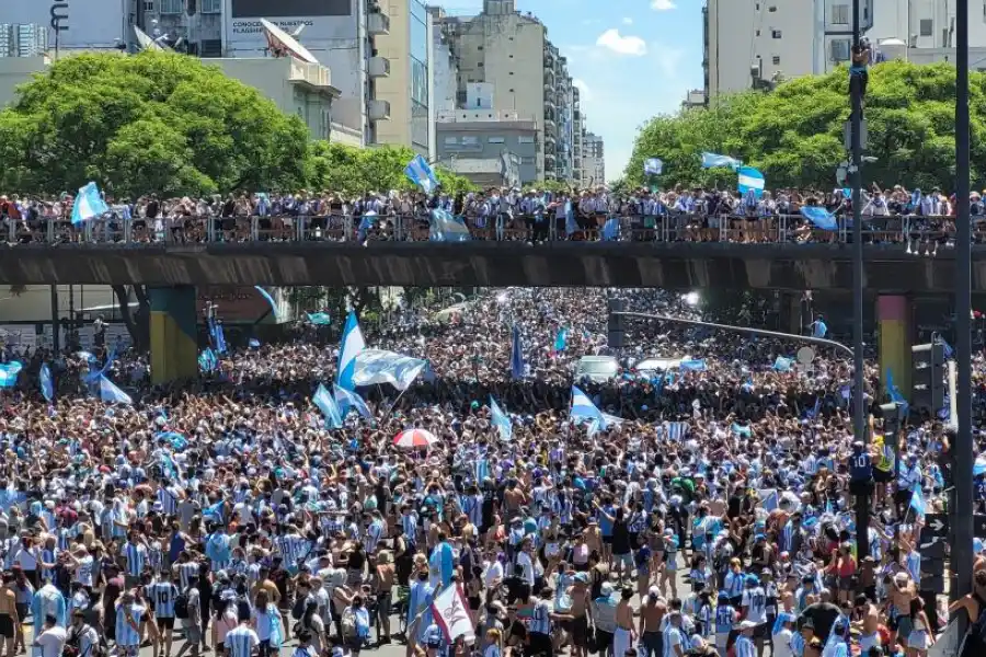 NO CABE UN ALFILER. Las calles estuvieron desbordadas de fanáticos.
