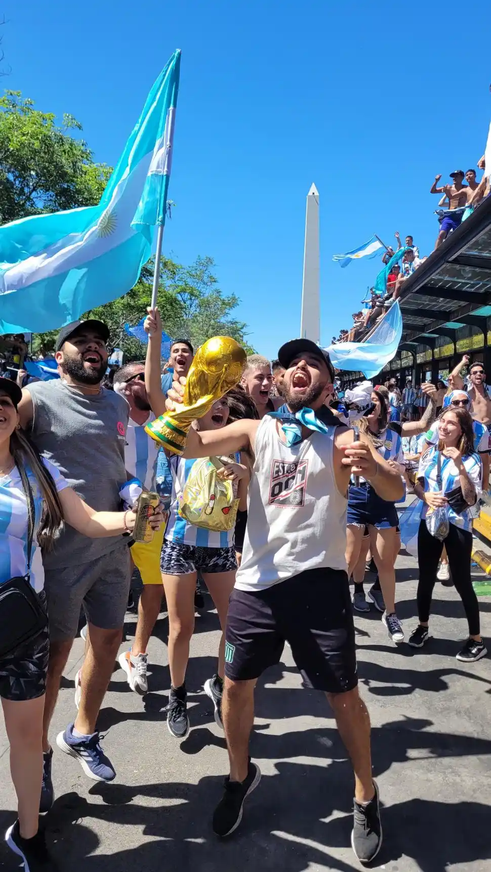 CON LA COPA. Los fanáticos también levantaron el prestigioso trofeo.