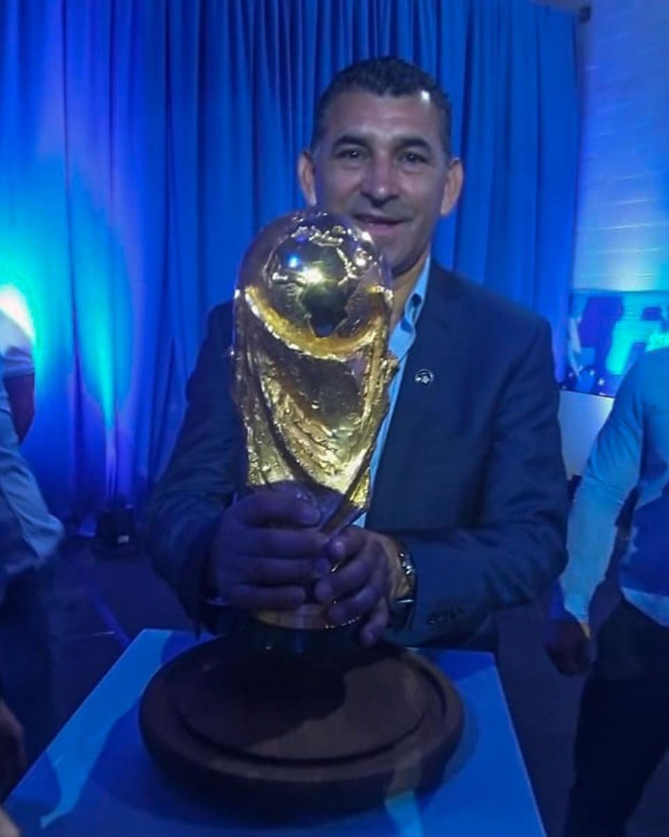 Leito festejó el título argentino con la Copa del Mundo en sus manos