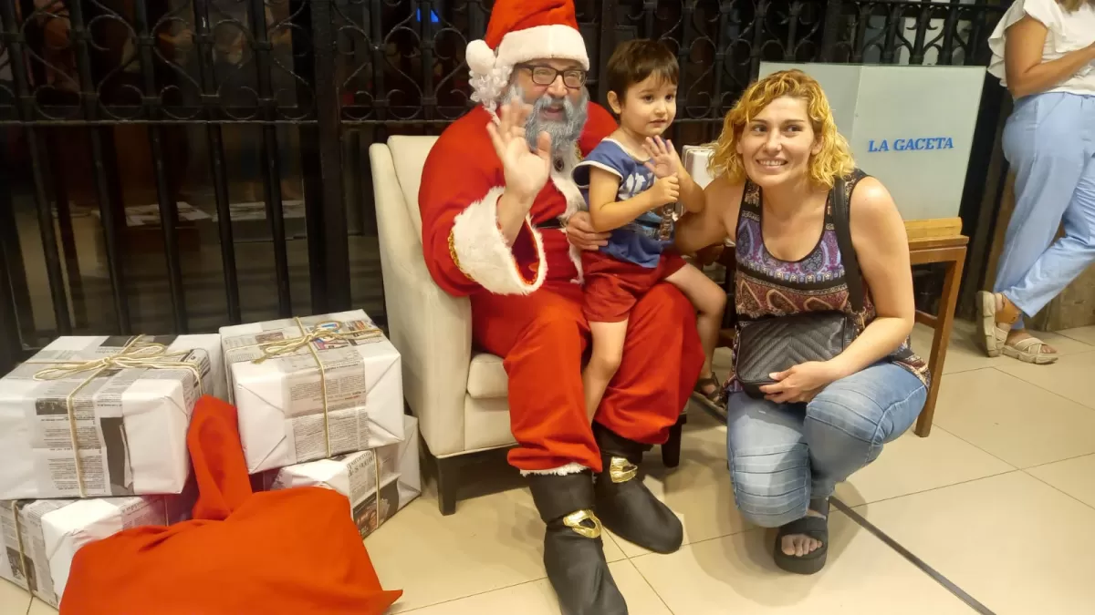 Durante la mañana y la tarde: ¡Papá Noel está en Galería LA GACETA!