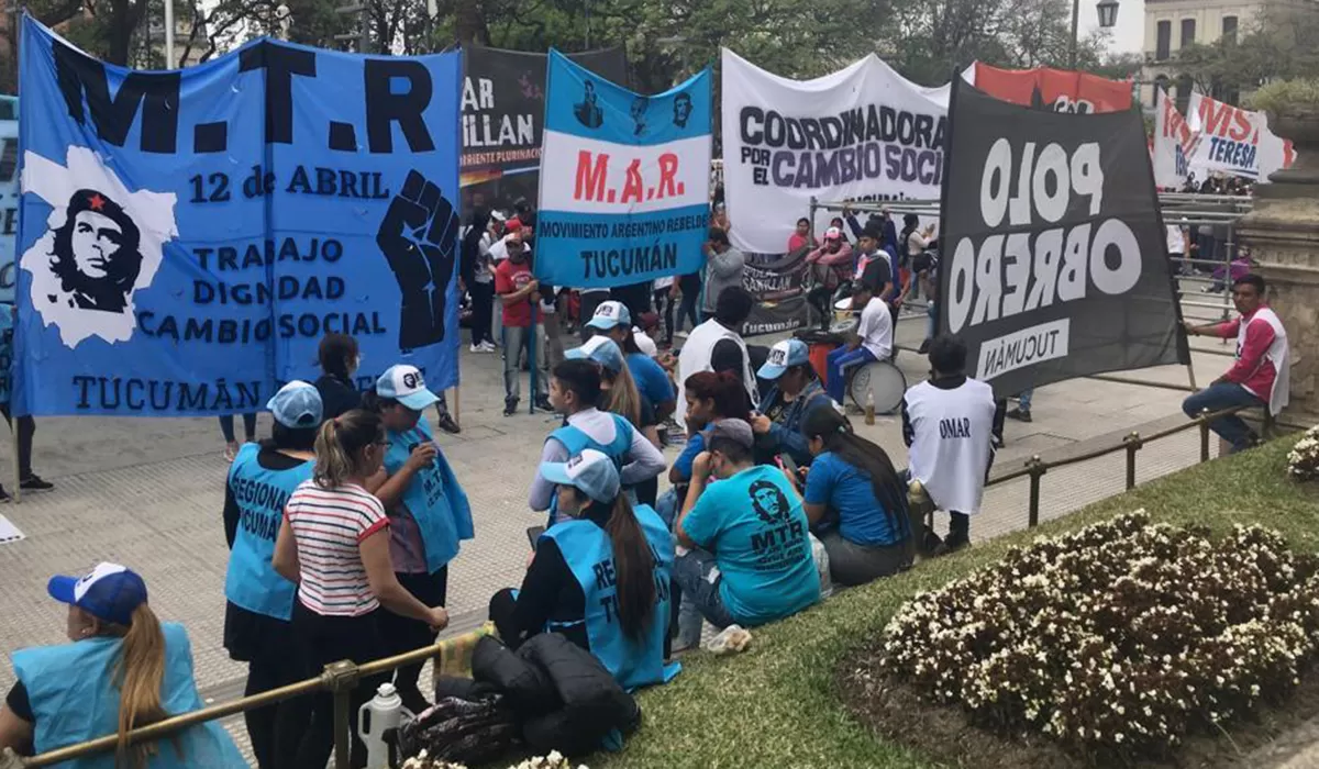 FOTO DE ARCHIVO. Piqueteros acamparon en plaza Independencia en reclamo de partidas extra para merenderos, por las Fiestas.