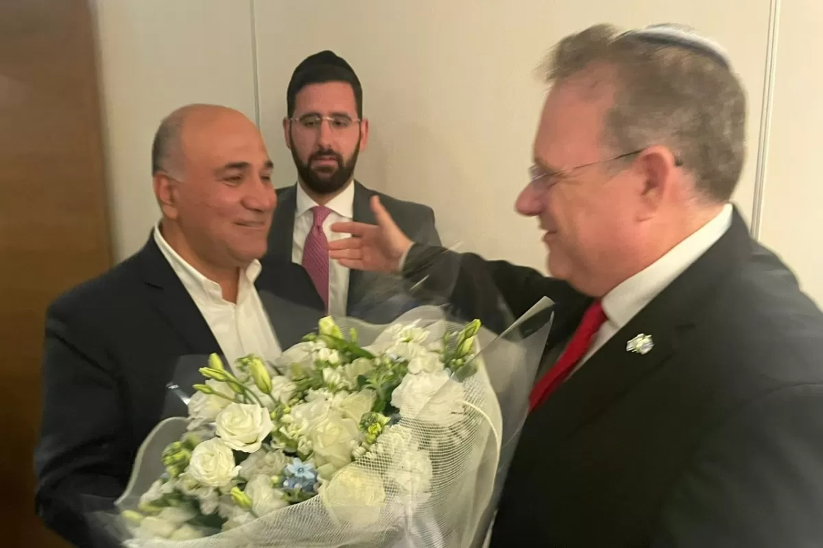 EN ISRAEL. Manzur es recibido por el presidente de la Organización Sionista Mundial, Yaakov Hagoel.
