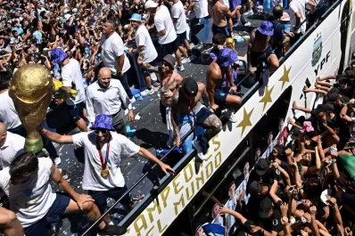 Qué pasó con los hinchas que se tiraron del puente al micro de la Selección argentina