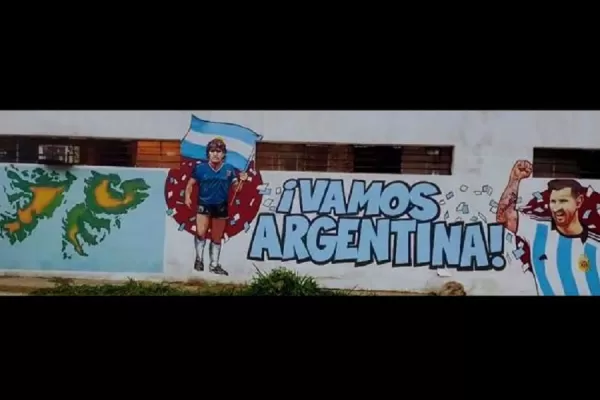 Una escuela de Lastenia homenajeó a la Selección con una intervención artística