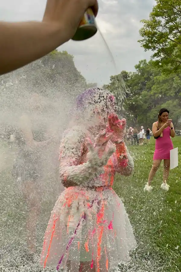 SIN COMIDA. Hoy para festejar se usa más nieve, papel y más pintura.