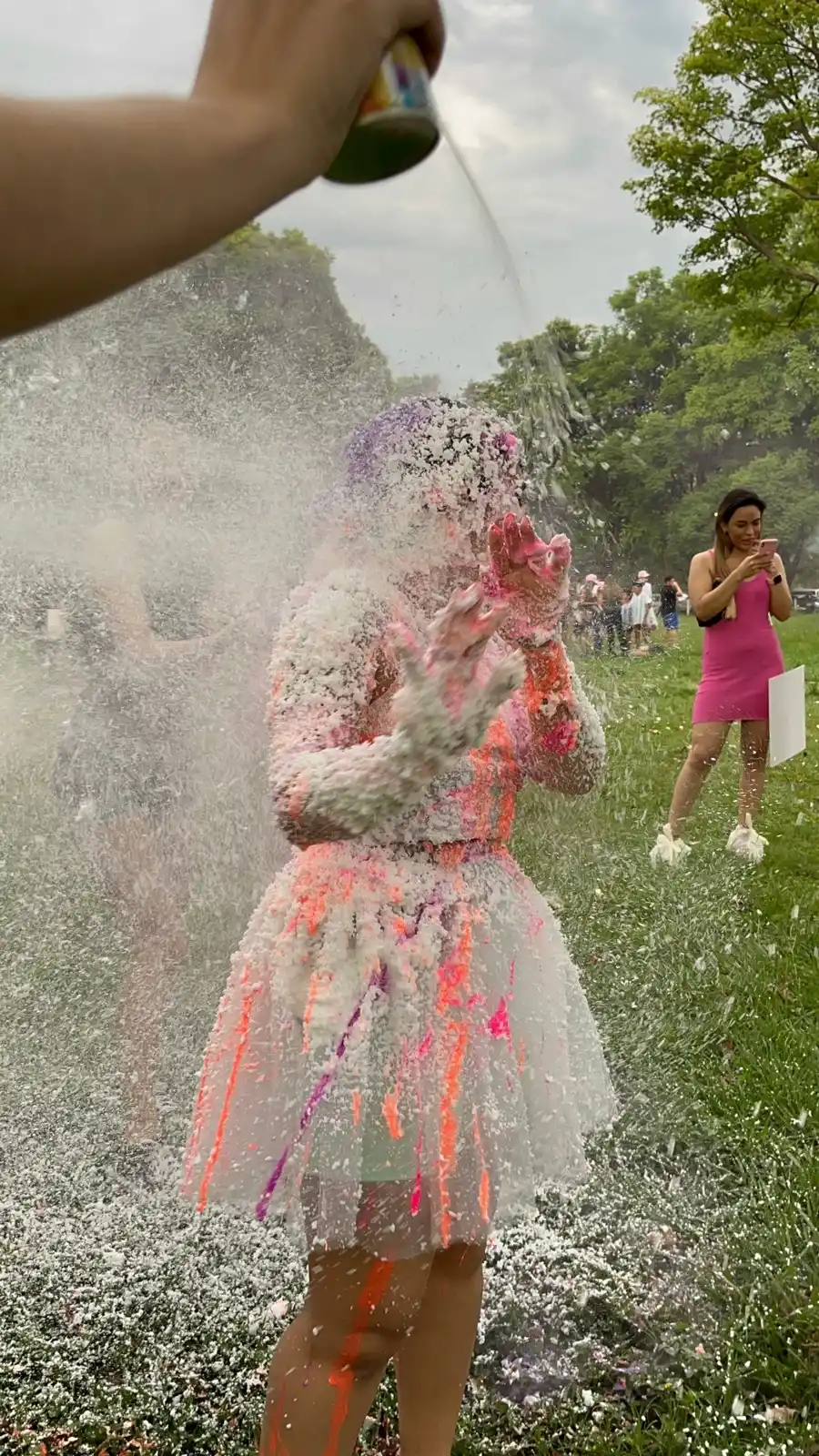 SIN COMIDA. Hoy para festejar se usa más nieve, papel y más pintura.