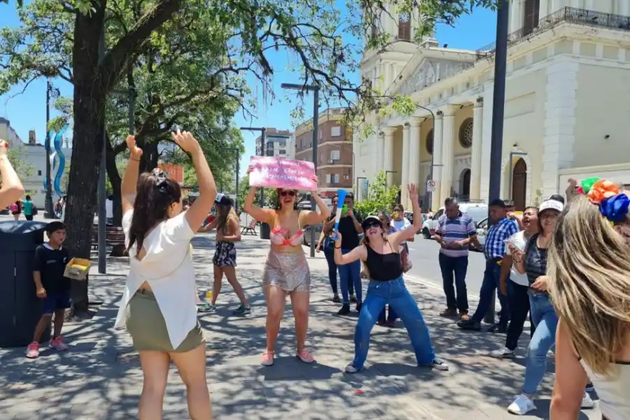 PARA FESTEJAR. Una parada obligatoria es en la plaza Independencia.