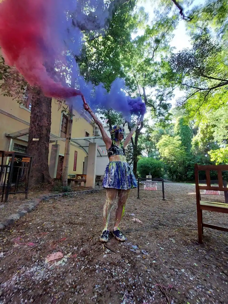 CLAVES. Las bengalas son un espectáculo presente en cada recibida.