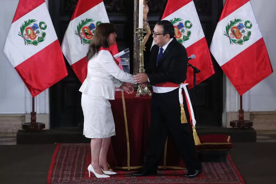 CONOCIDOS. Boluarte recibe a Otálora, el nuevo jefe de Gabinete, que fue ministro de Defensa. 