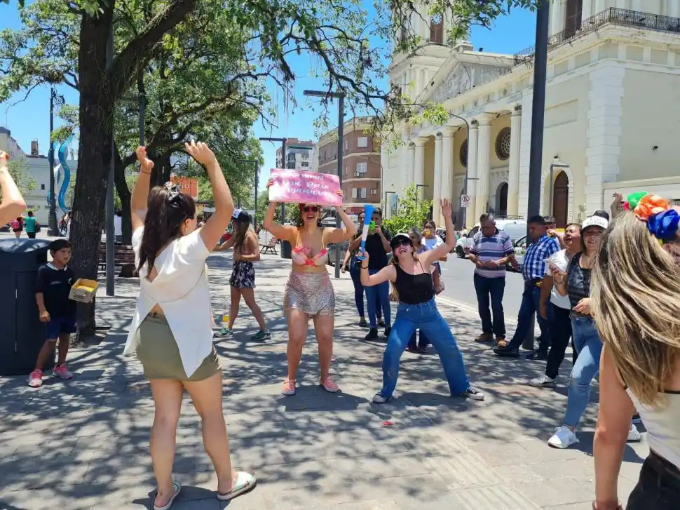 PARA FESTEJAR. Una parada obligatoria es en la plaza Independencia.