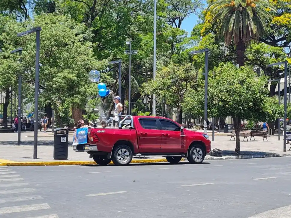 EN CAMINO. En las caravanas, los chicos festejan con varios elementos.