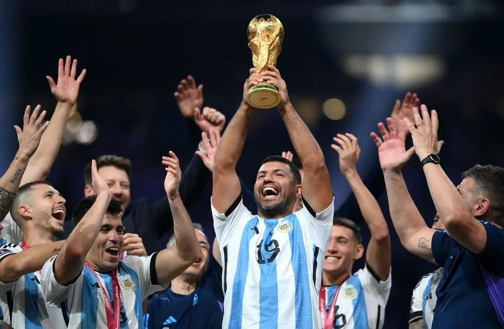El Kun Agüero levantnado la Copa del Mundo. Prensa Fifa