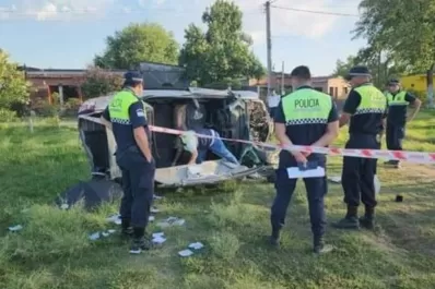 Murieron dos motociclistas tras chocar contra un auto en Los Arroyo