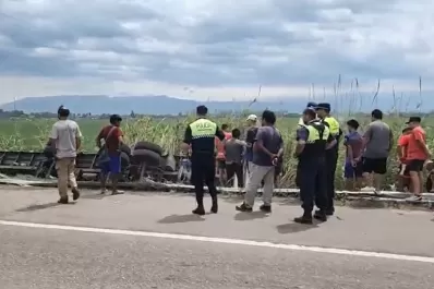 Volcó un camión con gaseosas y lo saquearon en el sur tucumano