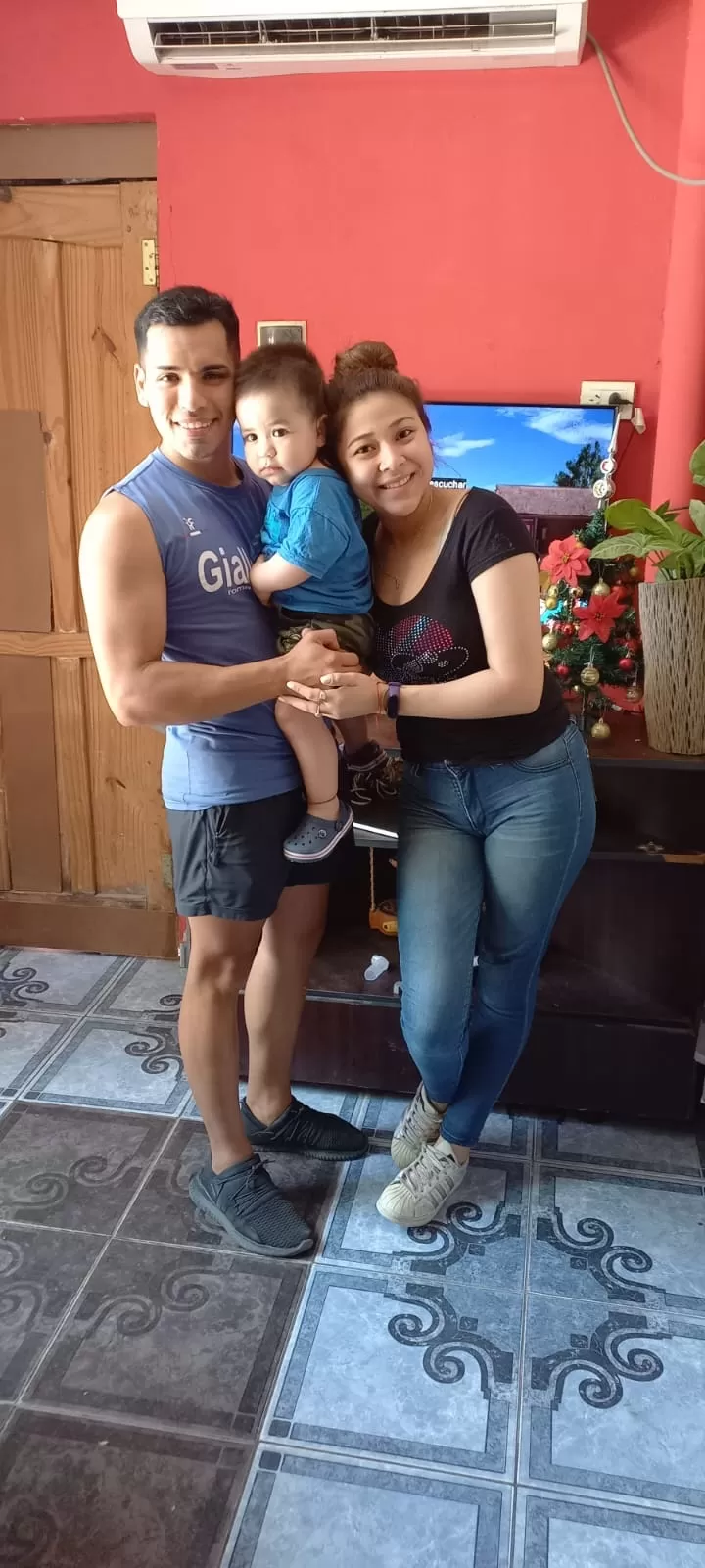 SATISFACCIÓN TOTAL. Fernando Nicolás Zurita pasará una Nochebuena “sin que nos falte nada” con su hijo de un año y su pareja.   
