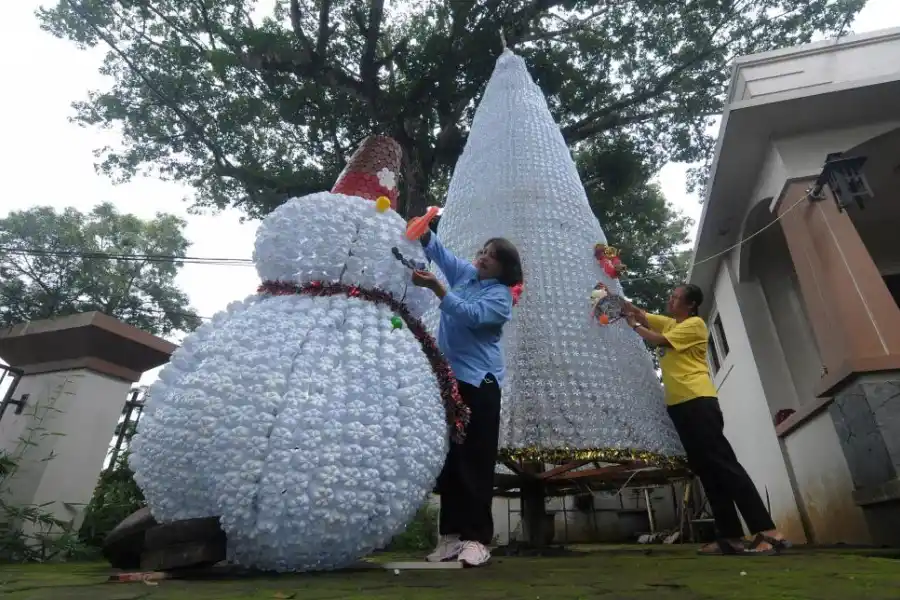 SALATIGA. Navidad con reciclados, en la isla de Java Central, Indonesia.