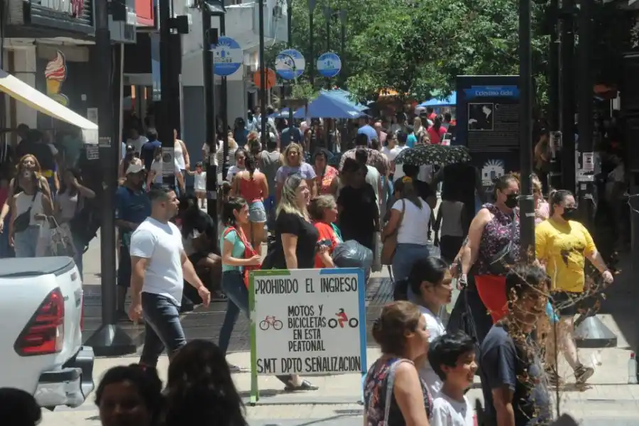POR LA PEATONALES. La temperatura no acobardó a los tucumanos. 