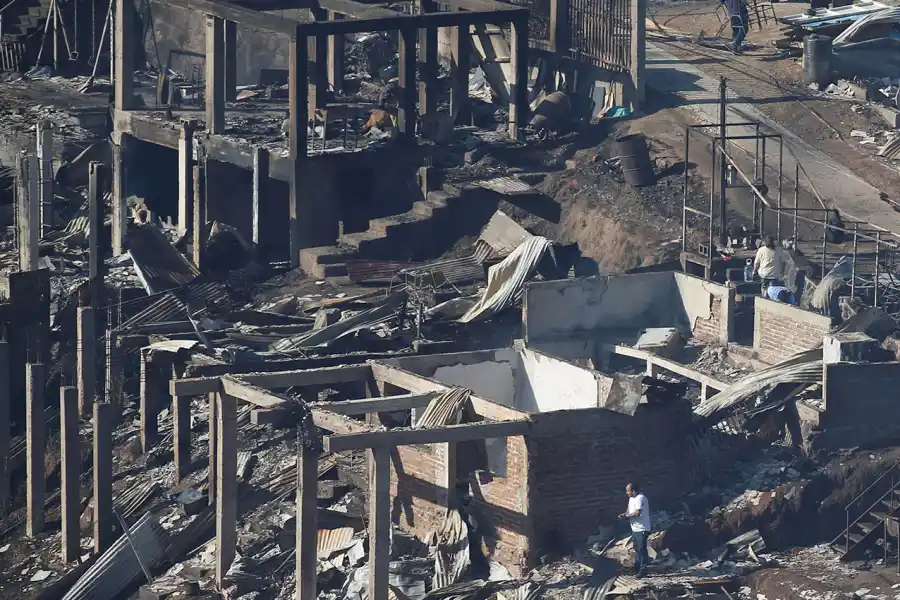 DAÑOS TOTALES. Las viviendas de cientos de personas quedaron reducidas a escombros y cenizas en Viña del Mar.