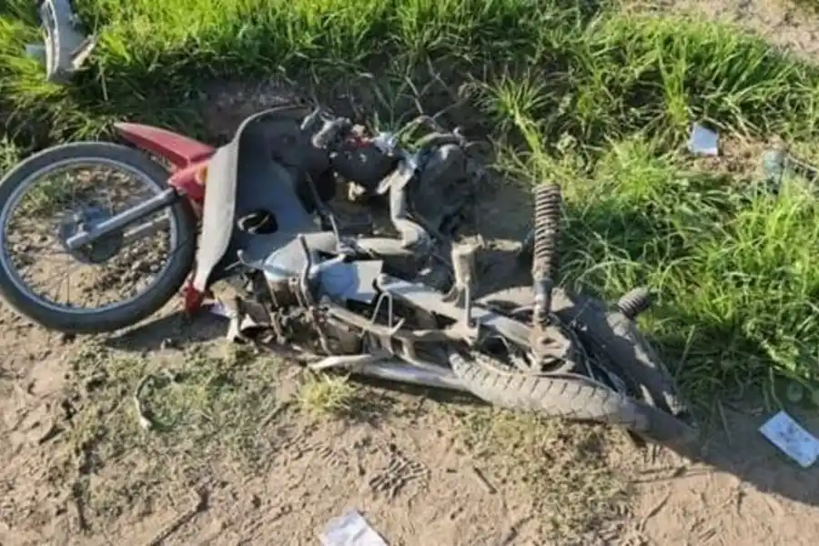 Murieron dos motociclistas tras chocar contra un auto en Los Arroyo
