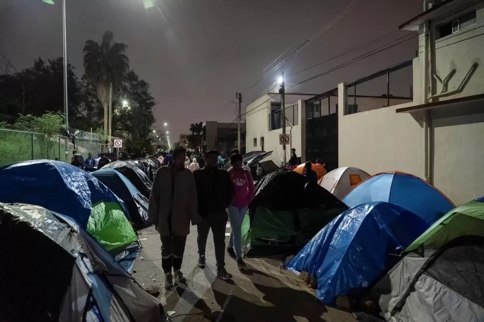 CARPAS. Los migrantes se alojan en condiciones precarias en la ciudad de Matamoros, a la espera de que les permitan entrar a Estados Unidos. 