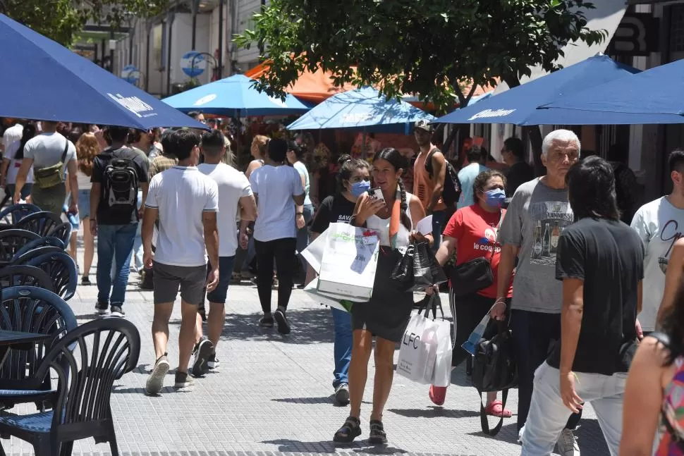 BOLSAS CON REGALOS. Algunos ya se sacaron la responsabilidad.