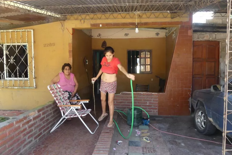 ALTRUISTA. La vecina Lorenza More compró la bomba, la puso al frente de su casa y extrae agua y la comparte con la vecindad.