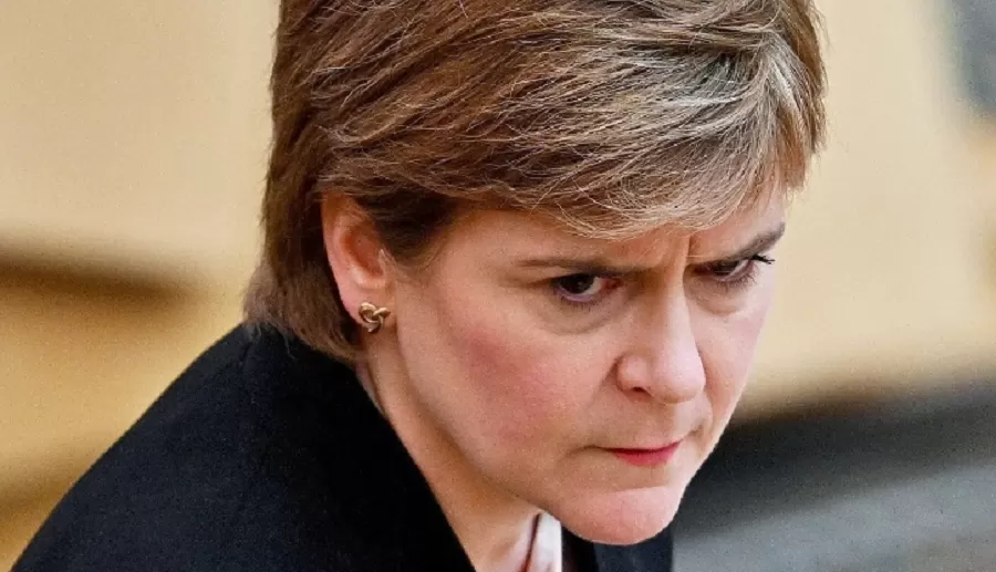 La primera ministra escocesa Nicola Sturgeon dijo que la ley busca facilitar la vida de las minorías estigmatizadas.