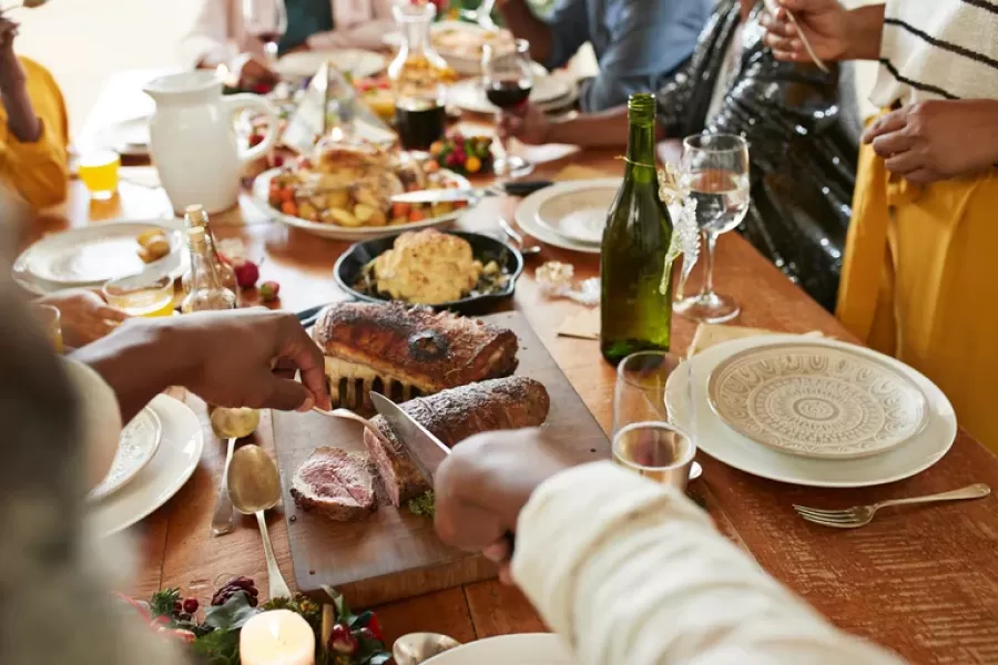 Consejos navideños: cómo disfrutar de las comidas sin caer en los atracones, según los expertos