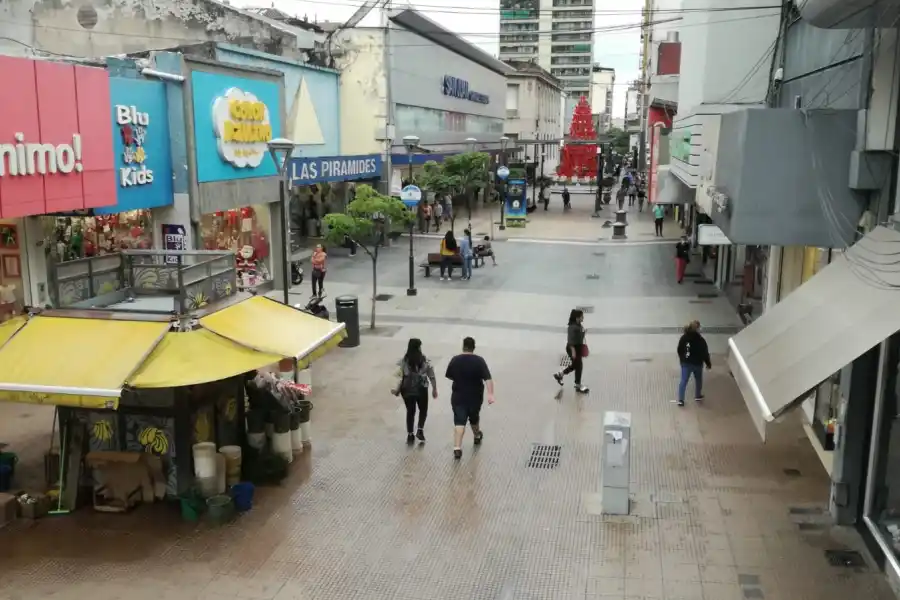 Inicio de la actividad comercial en la peatonal Muñecas.