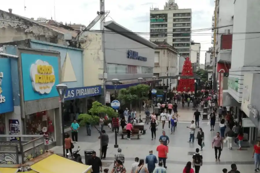 Movimiento comercial cerca del mediodía.