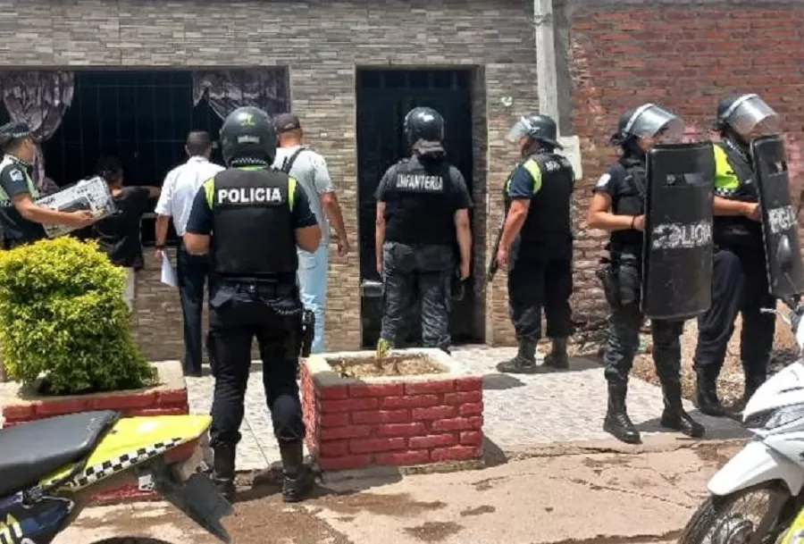 POLICÍAS ALLANAN  una casa en El Colmenar
