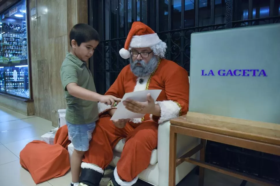 UNA VISITA MUY ESPERADA. Grandes y chicos se acercaron a la Galería LA GACETA para conocer a Papá Noel y acercarle sus cartas y sacarse fotos. 