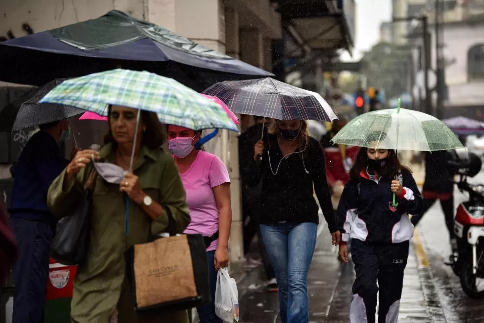  PARAGUAS A MANO. Según informó el Servicio Meteorológico Nacional  (SMN) lloverá hasta el domingo. 