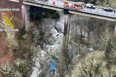 Tragedia en España: un colectivo cayó al río y hay muertos y desaparecidos